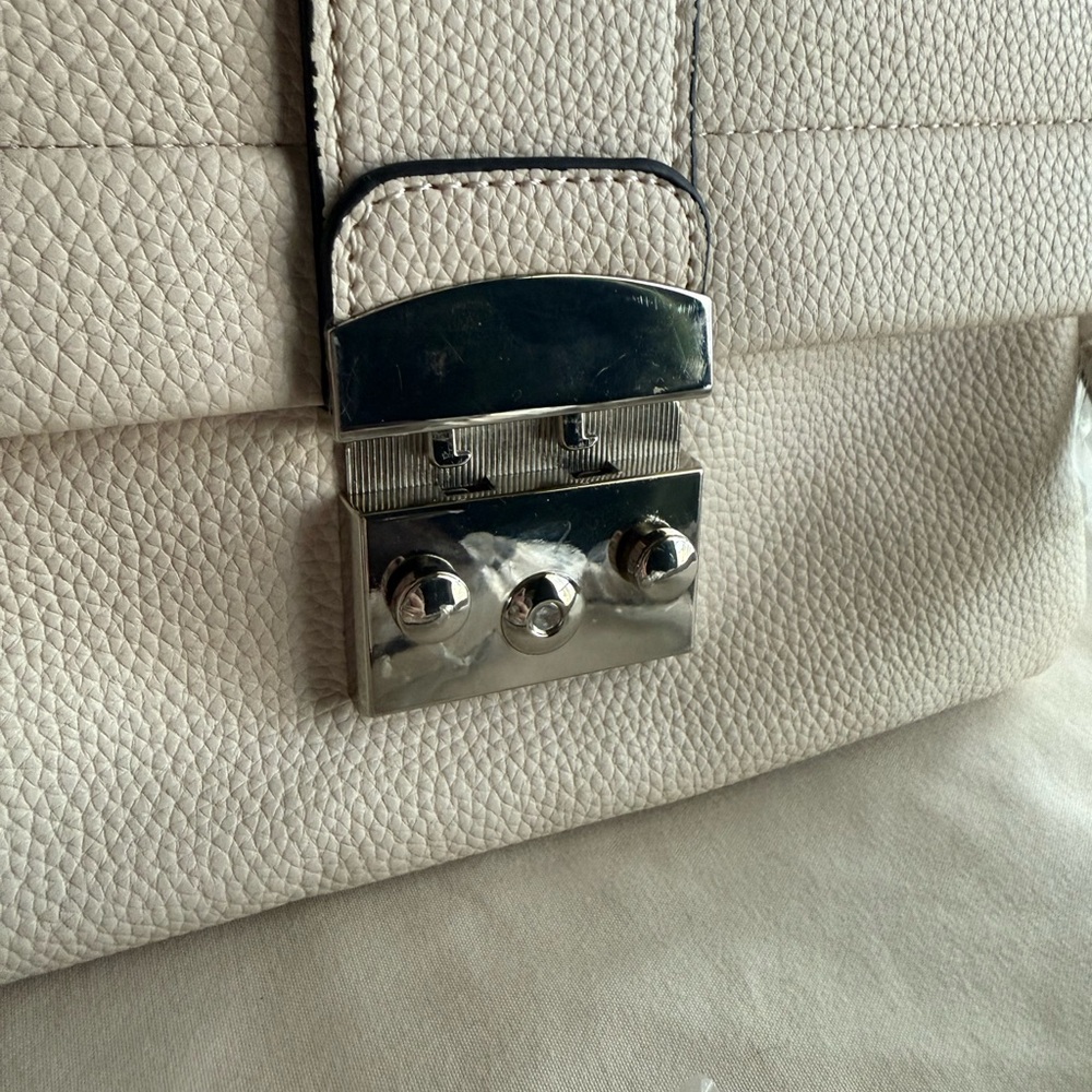 🔥 Fire Sale 🔥
NWT Tahari Cream Crossbody Bag with Silver Chain Strap - Picture 7 of 12